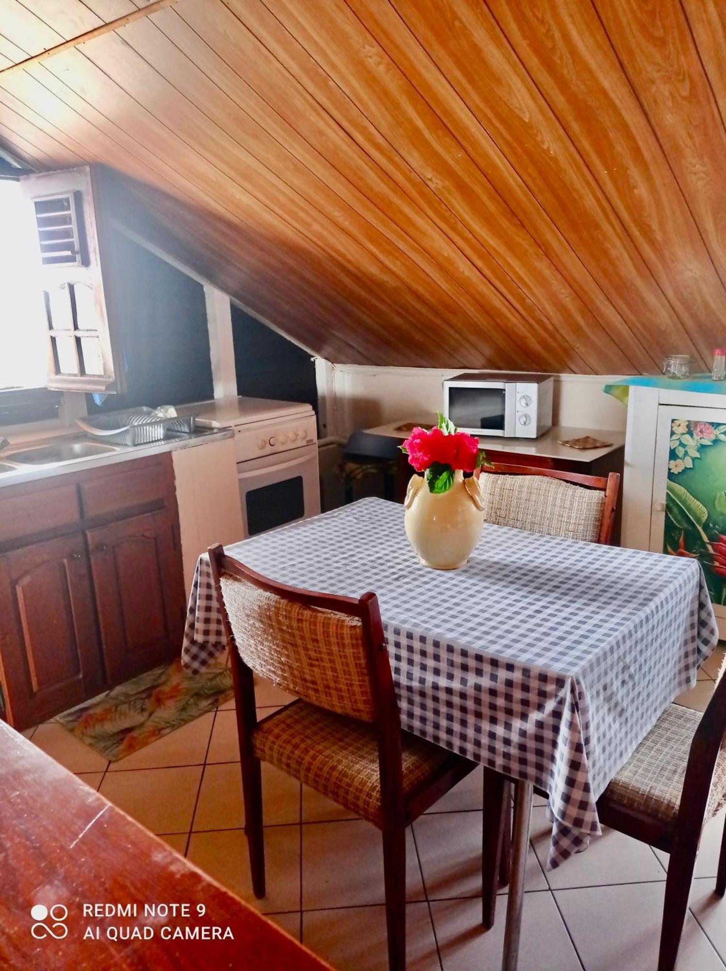 Chez Ninette Pres Des Sources Chaudes Bouillante Exterior foto