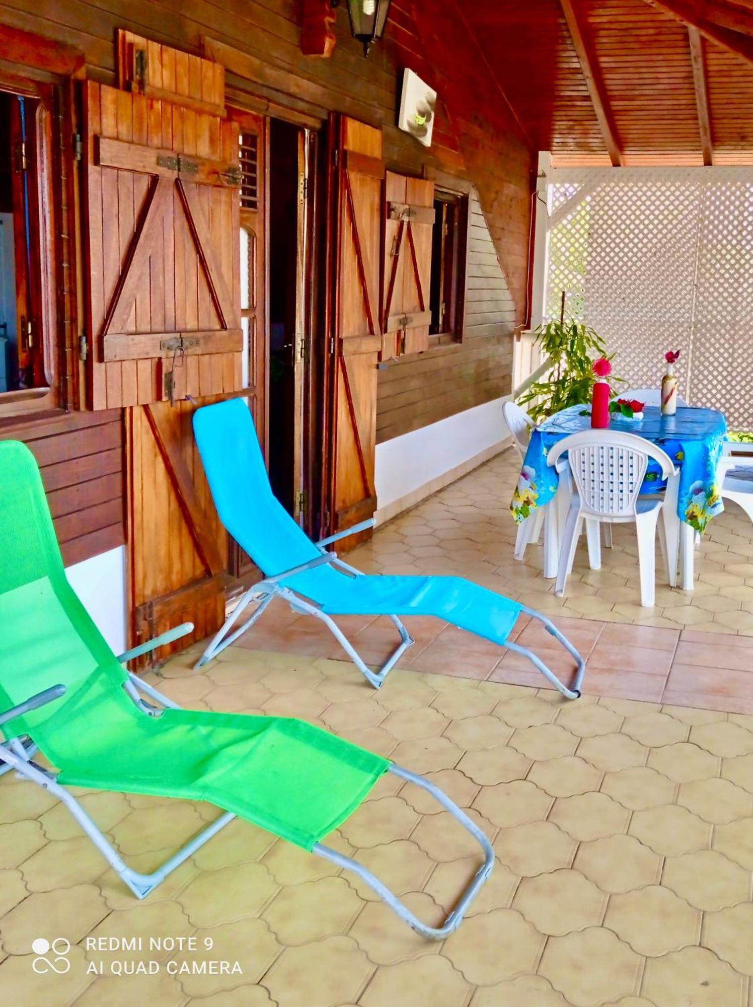 Chez Ninette Pres Des Sources Chaudes Bouillante Exterior foto